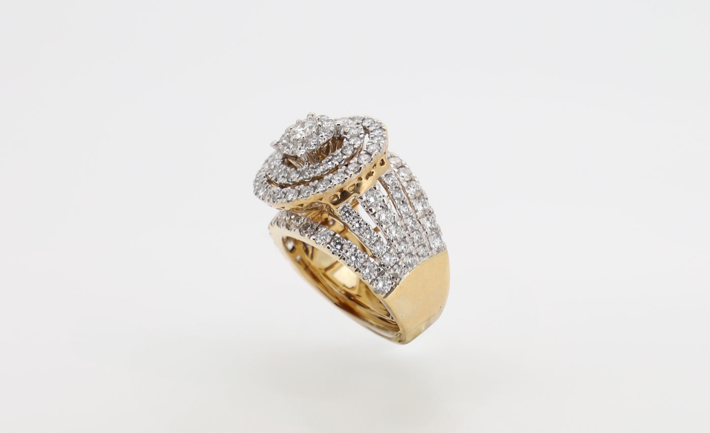 14K Gold Men’s Ring with Round-Cut Diamonds